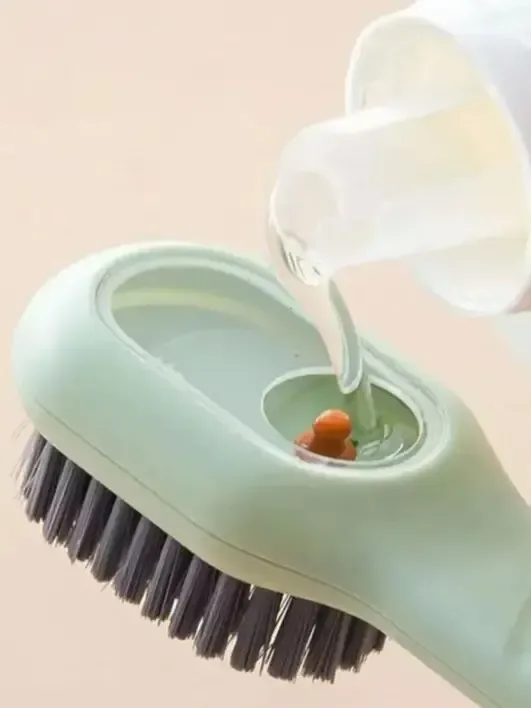 Brosse à chaussures verte avec réservoir de liquide