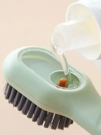 Brosse à chaussures verte avec réservoir de liquide