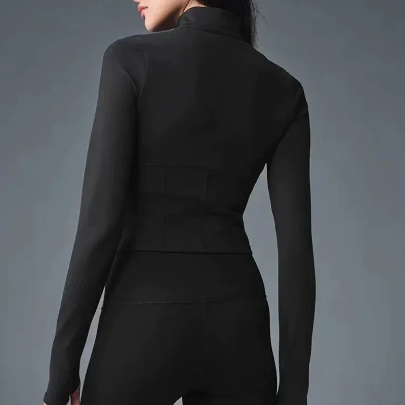 Veste de sport courte en polyester, coupe ajustée