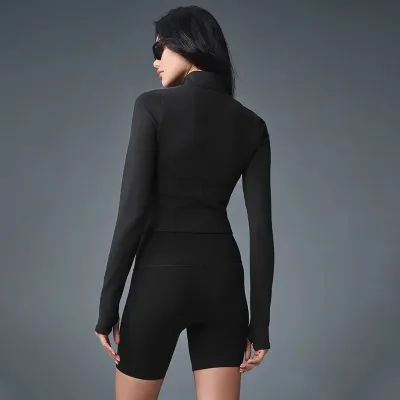 Veste de sport courte en polyester, coupe ajustée – image 2