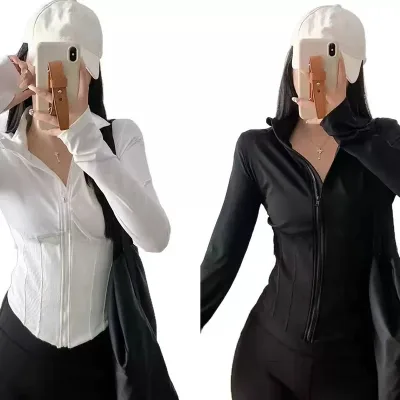 Veste de sport courte en polyester, coupe ajustée – image 3